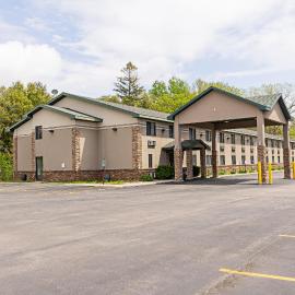 Quality Inn & Suites Marinette، فندق في Marinette