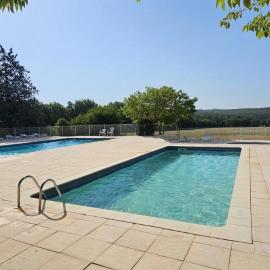 ZEcamping 3 pet friendly et piscine avec accès direct à un lac, hotel em Quinson