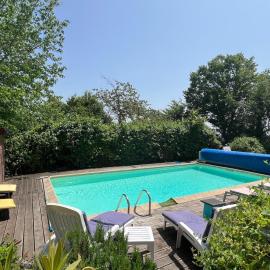 Maison d'Hôtes L'Escale Du Loup Blanc – hotel w mieście Maringes
