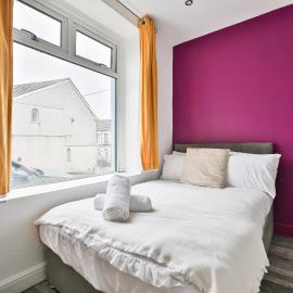 Modern 3-Bed House with Courtyard, Treforest, hotel Pontypriddben