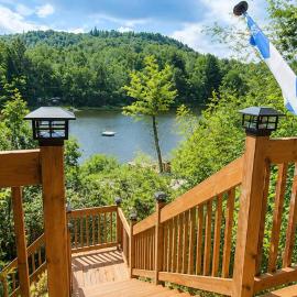 Serenity Tree house on the lake, hotell sihtkohas Huberdeau