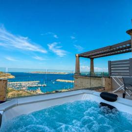 Vista Laguna - Harbour View - Private Jacuzzi, Hotel in Għajnsielem
