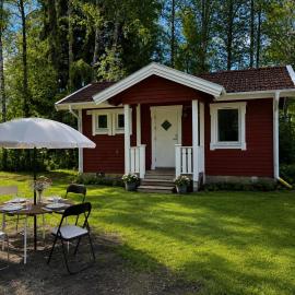 Nyrenoverad stuga mellan två sjöar, hotell sihtkohas Järlåsa