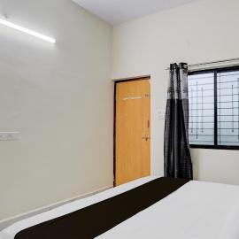 SPOT ON Hotel Royal Inn Babupet Railroad Station, хотел в Chandrapur