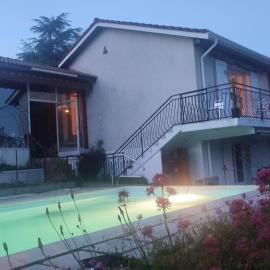 Joli rez de jardin avec piscine