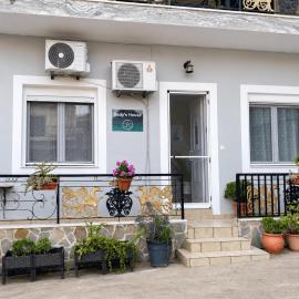 Sady's House, hotel a Yimnón