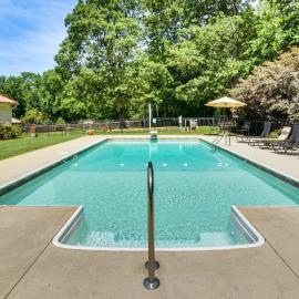 Historic Farmhouse w/ Modern Amenities & Hot Tub, hotel en Seneca