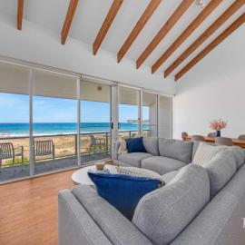 Direct Beachfront Townhouse, Hotel in Malua Bay