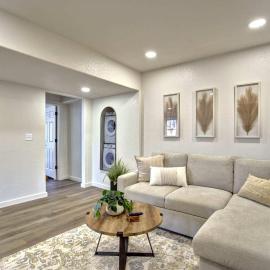 Modern 2BR Home Sleeps 8 Grill Hot Tub & Fire Pit, hotel in Pueblo West