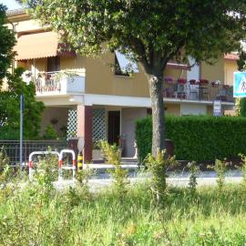 Residence Casa Berti، فندق في سبيلّو