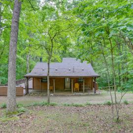 Lake Access & Hot Tub! Serene Rockbridge Cabin, hotel v destinaci Rockbridge