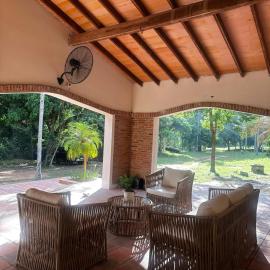Ypacarai에 위치한 호텔 Villa Constanza una quinta en la naturaleza