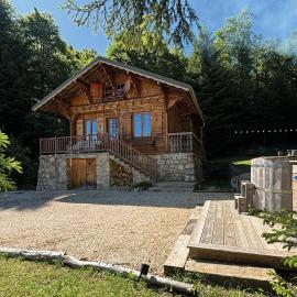 Chalet Clair Bois - La Féclaz avec bain nordique privé: Les Déserts şehrinde bir otel