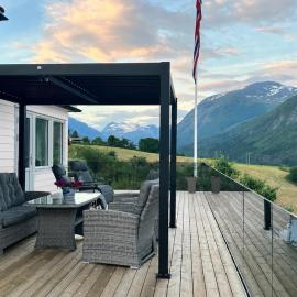 Perfectly located between fjord and mountains