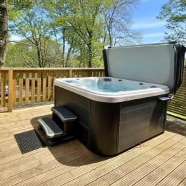 Acorn Lodge for Six with Hot Tub - Devon, Hotel in Chudleigh