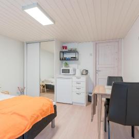 Newly Renovated Double Rooms with Kitchenette and Free Parking