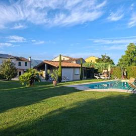 Rustico del Chiasso - Villa With Private pool near Lucca, hotel din Lucca