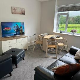 Refurbished 2BR Flat in Historic Welsh Market Town, hotel in Llanrwst