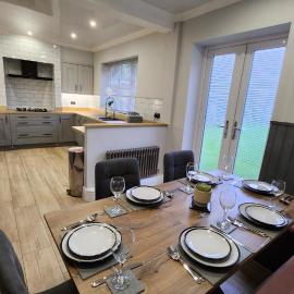 3 Bedroom 4 Beds Cozy Home with Free Parking Contractors Welcome