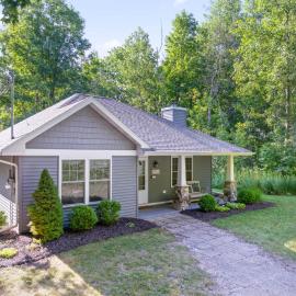 Blue Bear Cottage at Simple Life Rentals, Hotel in Fish Creek