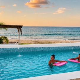 Casa frente al mar con piscina privada y BBQ en Zorritos, Tumbes, hotel in Cardalito