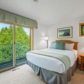 Holiday by the Bay Unit A-4 by Simple Life Rentals, hotel a Fish Creek