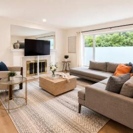 Spacious Pet Friendly Shoreline Home EV charger
