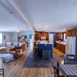 The Roost by Simple Life Rentals, Hotel in Baileys Harbor