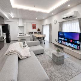 Room 701 Large 3LDK 98sqm Near Namba Big Balcony Ideal for Groups and Long Stay, hotel in Osaka