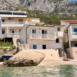 Villa Ocean Breeze First Row, hotel v destinaci Brist