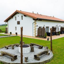Apartamentos Las Secuoyas, hotel a Ayuela