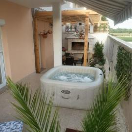 Apartman Josy with gorgeous garden, hotel i Benkovac