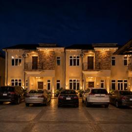 Kiniz Apartments & Hotel, Uyo, viešbutis Ujyje
