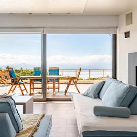 White Sand Loutraki Villa - Sea View, hotel in Loutraki