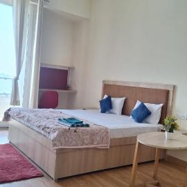 Budget Friendly Escape with skyline- Gaur City, hotel u gradu Gazijabad