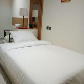 فايف آورز غرفة للرجال فقط, hotel en Unaizah