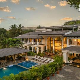 StayVista at Casa Dos Reis with Lawn & Pool, hotel in Vagator