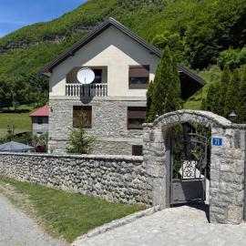 Guest House Vuthaj, hotel in Vusanje