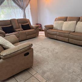 Spacious 4 Bedroom house,Pool,2 En-suites, hotel in Pinetown