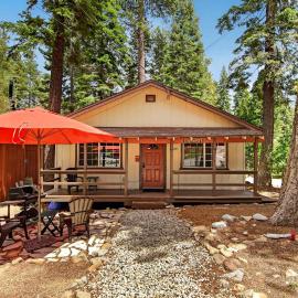 The Rustic Pine 2BDR Cabin, hotel a Tahoma
