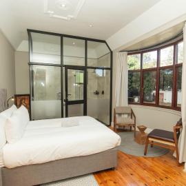 The Valley Escape - The Petite Executive Suite