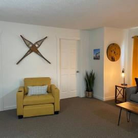 Downtown Yellow Room at Villages on Aurora