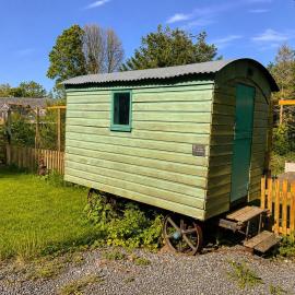 Mabel the Steam Roller Caravan at Rosuick Organic Farm，Saint Martins Green的飯店
