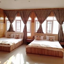 Rooebarpur, hotel a Khāniyār