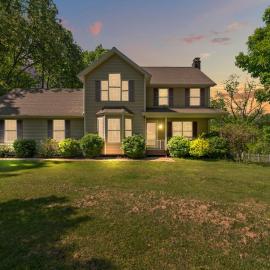 Family Home with Pool & Game Garage, hotel a New Milford
