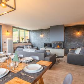 French Alps 5-Bed Cottage Sleeps 12 with Parking, hôtel à Montchavin