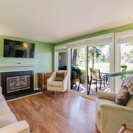 Dog-friendly condo with 6 SHARC passes & great golf course views, hotel en Sunriver