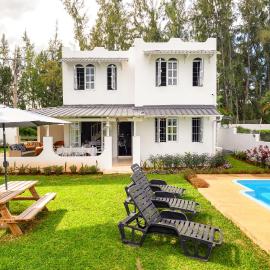 Direct Beachfront 5-BR Villa w Pool