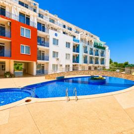 Sunny Day 3 - Pool and Chill