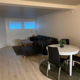 Modern basement apartment, 65 square meters, hotell i Alta